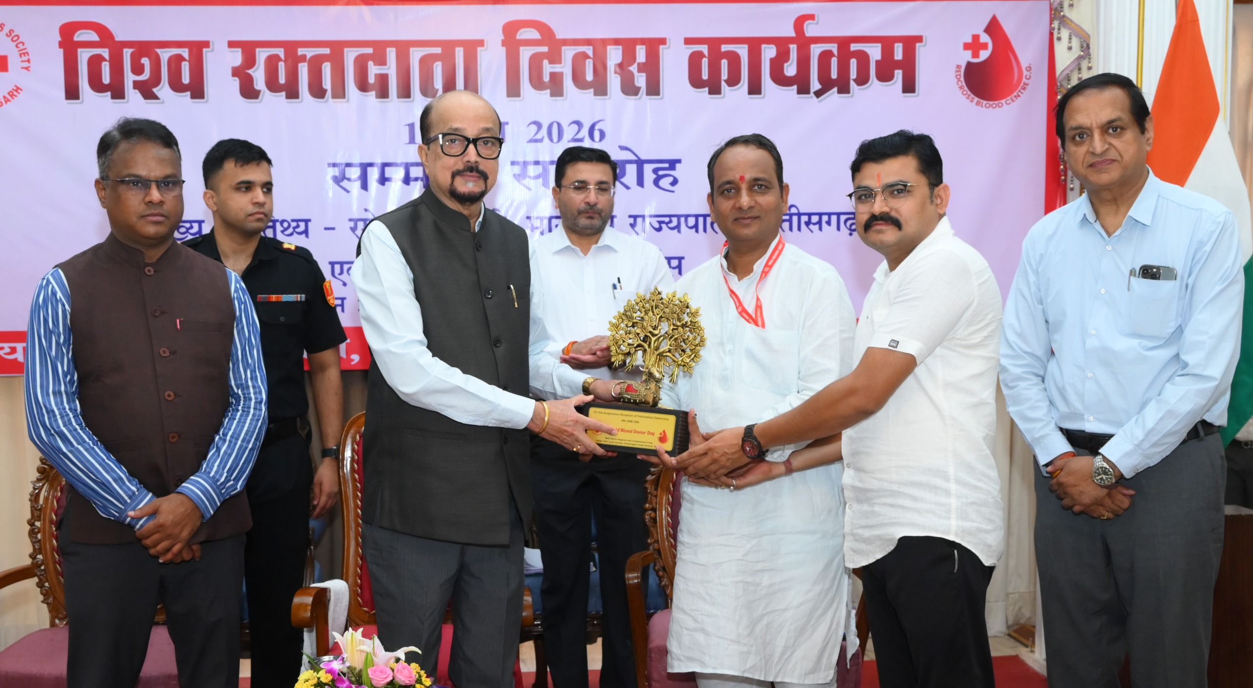 लोकभवन में रेडक्रॉस का भव्य समारोह: राज्यपाल रमेन डेका ने रक्तदाताओं को सराहा, रेडक्रॉस स्मारिका का हुआ विमोचन