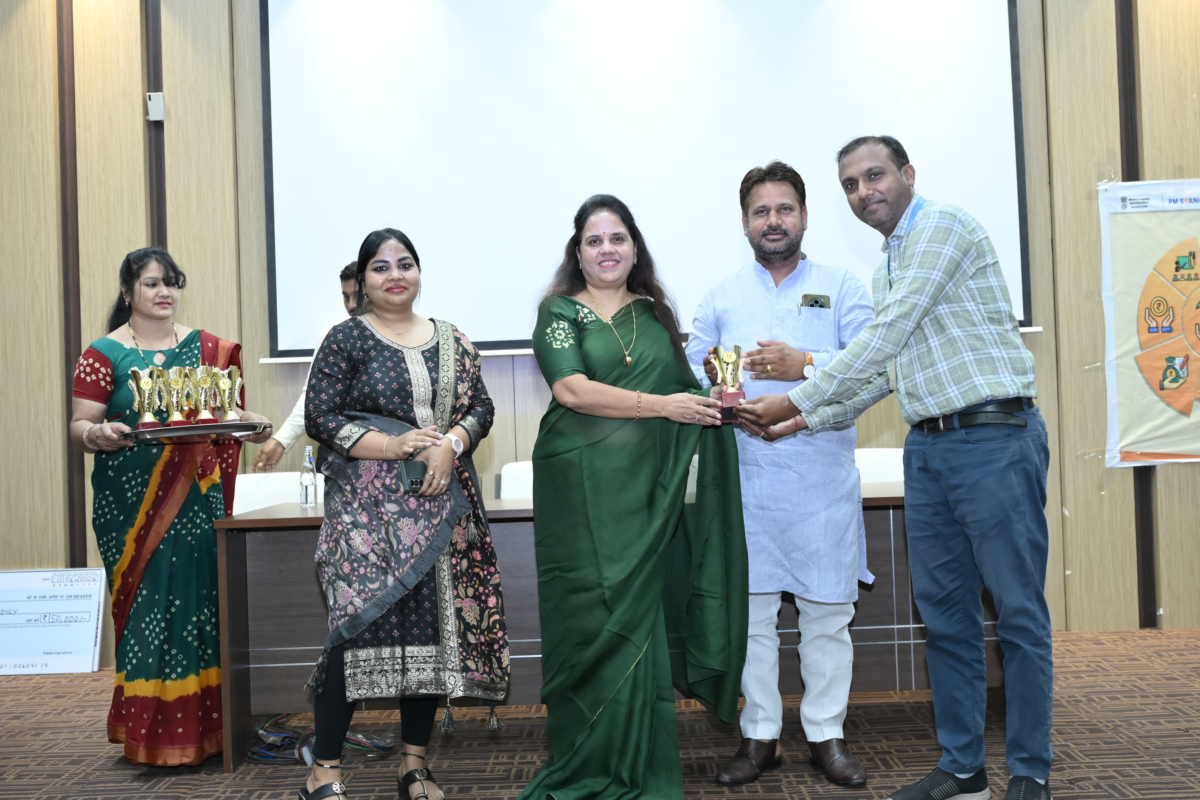 नगर निगम में 'स्वनिधि महोत्सव' की धूम: महापौर मीनल चौबे ने बांटे चेक, कहा—पीएम स्वनिधि योजना मोदी जी की दिव्य सोच का परिचायक!