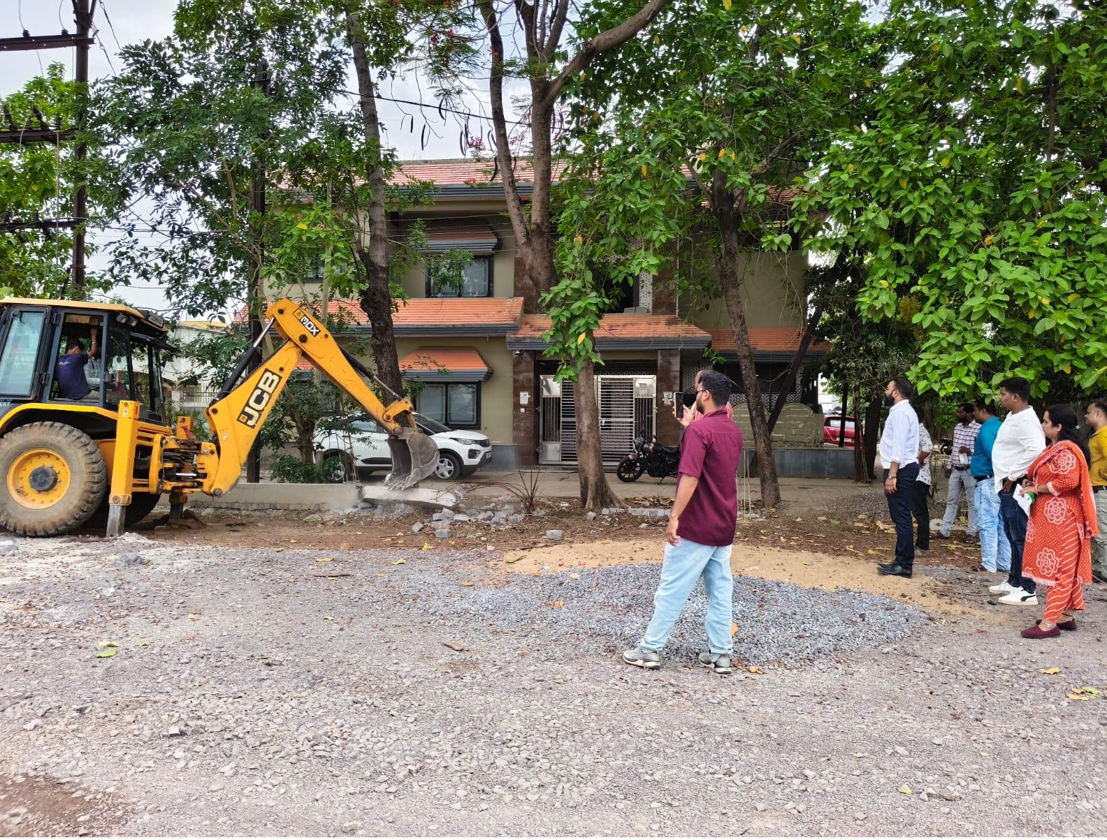 फेस-1 कॉलोनी की भूमि से गृह निर्माण मंडल ने हटाया अतिक्रमण, निजी बिल्डर का अवैध निर्माण ध्वस्त