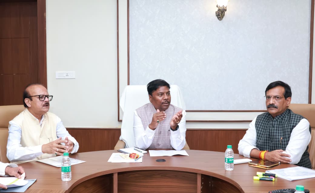 सहकारिता क्षेत्र को और मजबूत बनाने पर दें जोर; सहकारिता मंत्री केदार कश्यप ने अपैक्स बैंक एवं जिला बैंकों के अध्यक्षों संग की समीक्षा बैठक