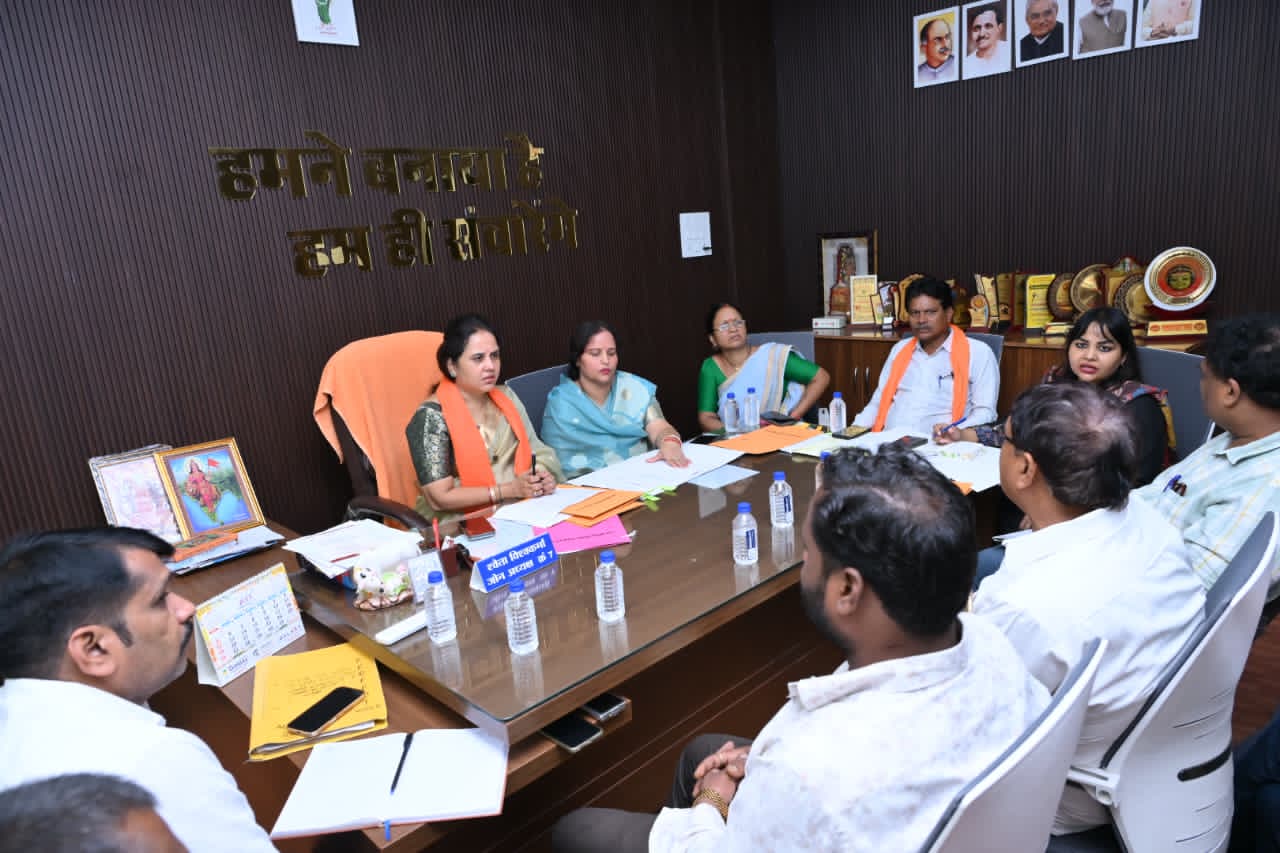 महापौर मीनल चौबे ने नगर निगम जोन 5, 6 और 7 में कार्यों की समीक्षा कर अधिकारियों को दिए सख्त निर्देश; जलभराव व पेयजल संकट दूर करना सर्वोच्च प्राथमिकता
