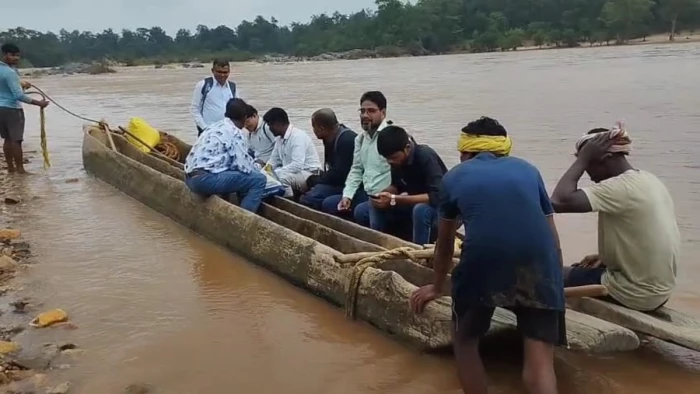 'बहुत बाढ़ है सर... डर लग रहा है', उफनती नदी पार कर स्कूल पहुंच रहे शिक्षक, बस्तर के 200 स्कूलों की मुश्किलें आईं सामने
