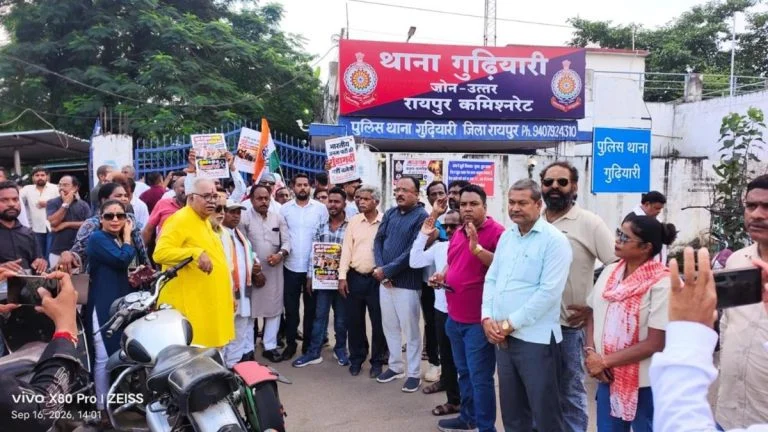 Raipur Gudhiyari Protest News: थाने में तोड़फोड़ के विरोध में कांग्रेस का प्रदर्शन, 72 घंटे में भाजयुमो नेताओं की गिरफ्तारी की मांग