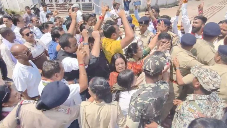 Jagdalpur Clash: पीएम मोदी के जन्मदिन पर दीपोत्सव को लेकर विवाद, कांग्रेस-भाजपा कार्यकर्ताओं में झड़प