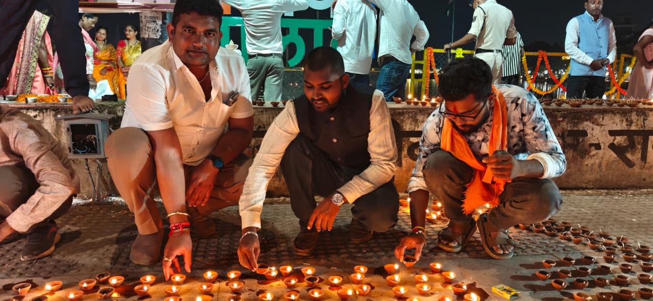Aashirwad Ka Diya: तेलीबांधा में 25 लाख से अधिक ‘आशीर्वाद के दीयों’ से जगमगाया मरीन ड्राइव