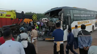 Raipur-Bilaspur Highway Accident: रायपुर-बिलासपुर हाईवे पर खड़े ट्रक से टकराई यात्री बस, हादसे में चालक-हेल्पर समेत 5 लोगों की मौत