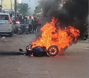 Kawardha News: छत्तीसगढ़ के कवर्धा में चलती इलेक्ट्रिक स्कूटी में लगी भीषण आग, चालक ने कूदकर बचाई अपनी जान